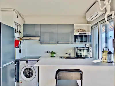 Cuisine ou kitchenette dans l'établissement Panoramic Sea View Studio 24h Checkin