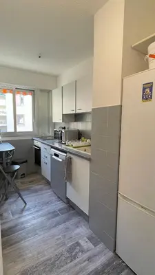 Cuisine ou kitchenette dans l'établissement JUAN LES PINS, T2 Cosy et confortable, avec PARKING en sous-sol, proche plages et commerces