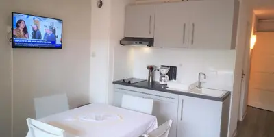 Cuisine ou kitchenette dans l'établissement Résidence Cap Azur Appartement 209