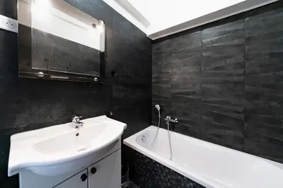 Salle de bains dans l'établissement 2 pièces rénové au coeur de Cannes