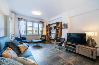 Télévision ou salle de divertissement dans l'établissement 2 pièces rénové au coeur de Cannes