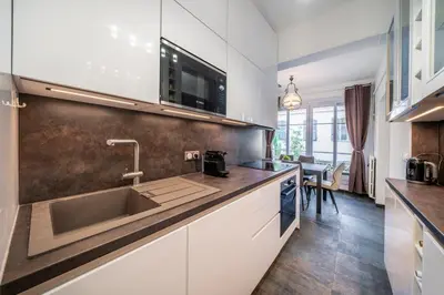Cuisine ou kitchenette dans l'établissement 2 pièces rénové au coeur de Cannes