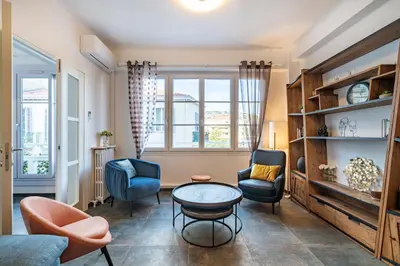 Coin salon dans l'établissement 2 pièces rénové au coeur de Cannes
