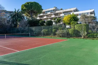 Tennis ou squash au sein de l'appartement ou à proximité