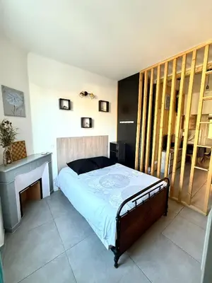 Un ou plusieurs lits dans un hébergement de l'établissement APPARTEMENT WOOD DESING PROCHE CANNES