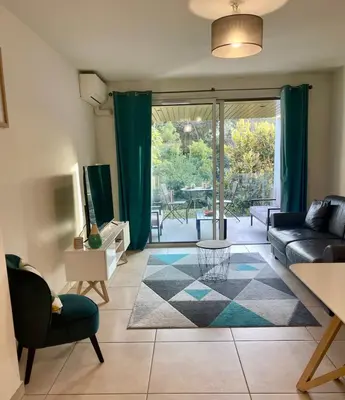 Coin salon dans l'établissement Oxford 1-bedroom apartment in a new building with pool and parking