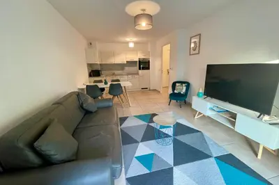 Télévision ou salle de divertissement dans l'établissement Oxford 1-bedroom apartment in a new building with pool and parking