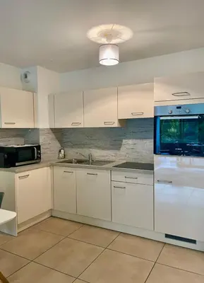 Cuisine ou kitchenette dans l'établissement Oxford 1-bedroom apartment in a new building with pool and parking