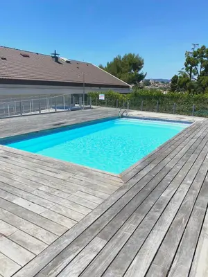 Piscine de l'établissement Oxford 1-bedroom apartment in a new building with pool and parking ou située à proximité