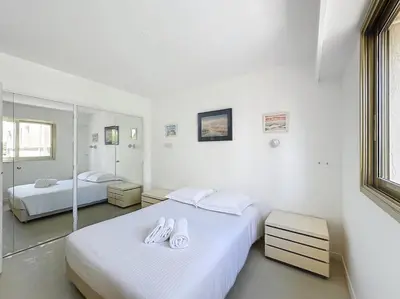 Un ou plusieurs lits dans un hébergement de l'établissement 2 bedroom apartment with parking 3 mins from La Croisette beach
