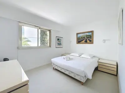 Un ou plusieurs lits dans un hébergement de l'établissement 2 bedroom apartment with parking 3 mins from La Croisette beach