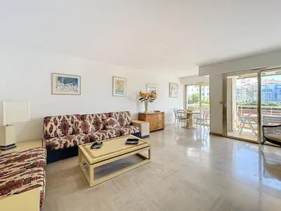 Coin salon dans l'établissement 2 bedroom apartment with parking 3 mins from La Croisette beach