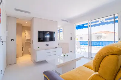 Télévision ou salle de divertissement dans l'établissement 1-Br Apartment Sea View Terrace & Parking