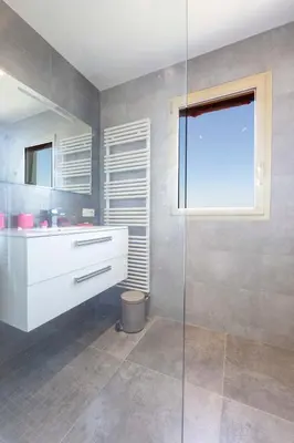 Salle de bains dans l'établissement Le Chambord Stylish 2-bedroom apartment with breathtaking view in Antibes!