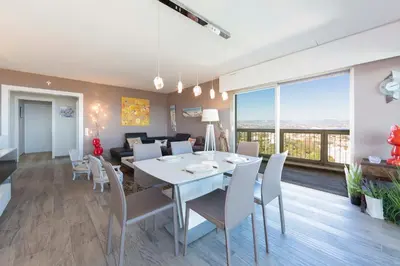 Coin salon dans l'établissement Le Chambord Stylish 2-bedroom apartment with breathtaking view in Antibes!