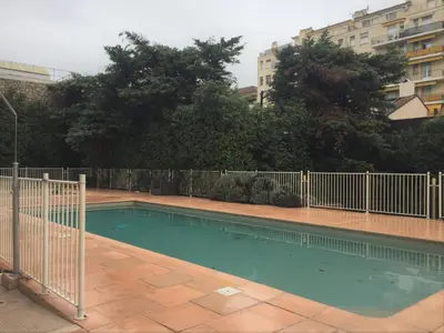 Piscine de l'établissement T2 proche de la gare, à 10 minutes à pieds de la Croisette, piscine & parking dans résidence de haut standing ou située à proximité