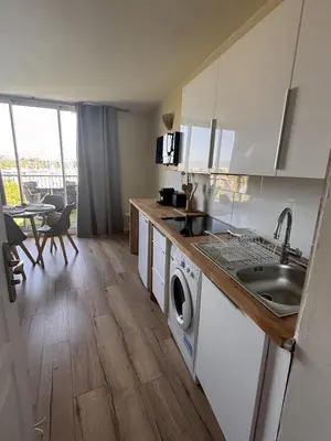 Cuisine ou kitchenette dans l'établissement VAUBAN Superbe T2 avec Vue Port Antibes Résidence Haut de Gamme Clim Parking Privé Wi-Fi
