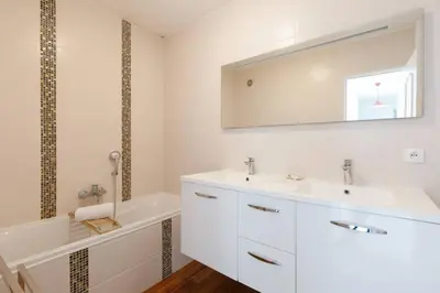 Salle de bains dans l'établissement JULIUS 6 couchages, parking privé
