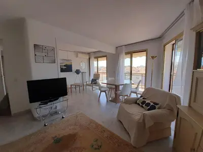 Télévision ou salle de divertissement dans l'établissement Le République