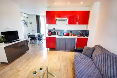 Cuisine ou kitchenette dans l'établissement Lovely one bedroom apartment Gambetta Cannes