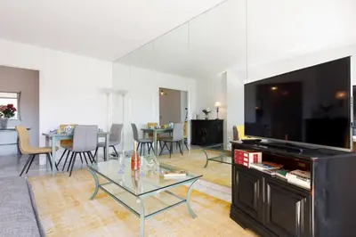 Télévision ou salle de divertissement dans l'établissement Elegance