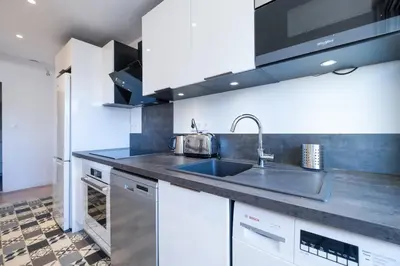 Cuisine ou kitchenette dans l'établissement 2Br Apartment 100m from Beaches Terrace & Parking