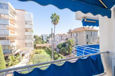 Balcon ou terrasse dans l'établissement 2Br Apartment 100m from Beaches Terrace & Parking