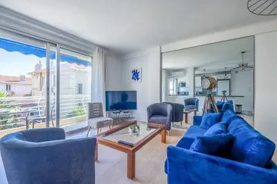 Télévision ou salle de divertissement dans l'établissement 2Br Apartment 100m from Beaches Terrace & Parking