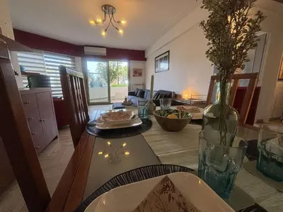 Cuisine ou kitchenette dans l'établissement Charmant T2 avec terrasse, climatisé, centre-ville Antibes, proche mer et commerces - FR-1-252-177