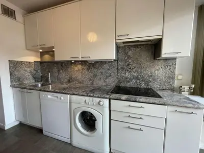Cuisine ou kitchenette dans l'établissement Charmant T2 avec terrasse, climatisé, centre-ville Antibes, proche mer et commerces - FR-1-252-177