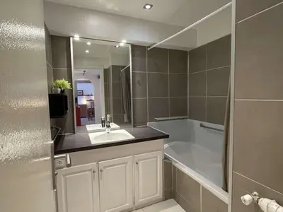 Salle de bains dans l'établissement Charmant T2 avec terrasse, climatisé, centre-ville Antibes, proche mer et commerces - FR-1-252-177