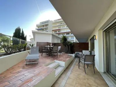 Balcon ou terrasse dans l'établissement Charmant T2 avec terrasse, climatisé, centre-ville Antibes, proche mer et commerces - FR-1-252-177