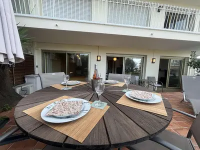 Coin salon dans l'établissement Charmant T2 avec terrasse, climatisé, centre-ville Antibes, proche mer et commerces - FR-1-252-177