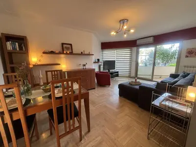 Coin salon dans l'établissement Charmant T2 avec terrasse, climatisé, centre-ville Antibes, proche mer et commerces - FR-1-252-177