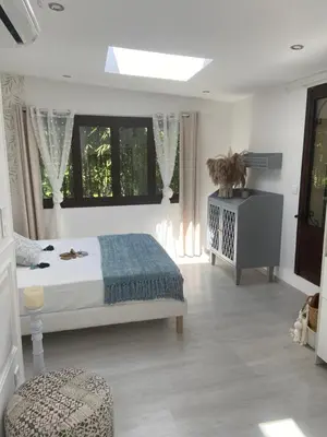 Un ou plusieurs lits dans un hébergement de l'établissement Cap d'Antibes 50m from the beach 3 bedrooms/Pool
