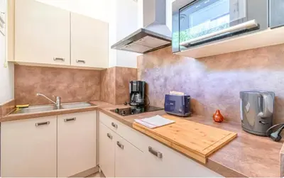 Cuisine ou kitchenette dans l'établissement Le Capri - Studio Wifi Californie
