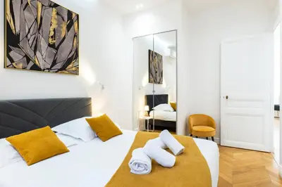 Un ou plusieurs lits dans un hébergement de l'établissement 3-Br Apartment in the heart of downtown