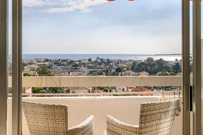 Balcon ou terrasse dans l'établissement Bright Apt With Balcony And Sea View