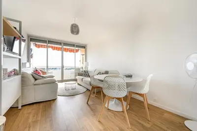 Coin salon dans l'établissement Bright Apt With Balcony And Sea View