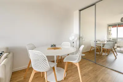 Plan de l'établissement Bright Apt With Balcony And Sea View