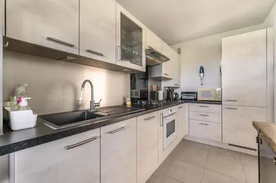 Cuisine ou kitchenette dans l'établissement Bright Apt With Balcony And Sea View
