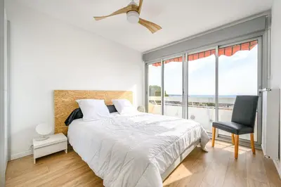 Un ou plusieurs lits dans un hébergement de l'établissement Bright Apt With Balcony And Sea View