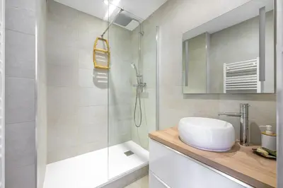 Salle de bains dans l'établissement Bright Apt With Balcony And Sea View