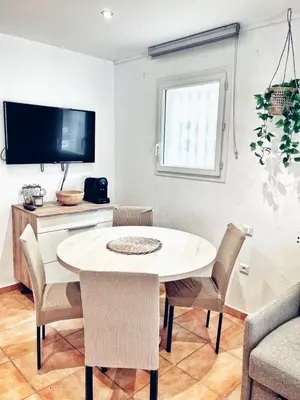 Télévision ou salle de divertissement dans l'établissement T2 L'orangeraie du Cap d'Antibes
