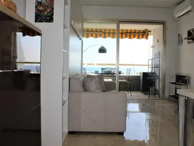 Coin salon dans l'établissement Studio calme, climatisé et équipé avec terrasse vue mer - 2 couchages - FR-1-252A-67