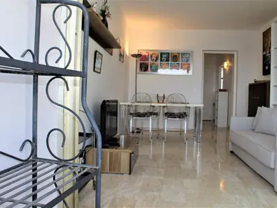 Coin salon dans l'établissement Studio calme, climatisé et équipé avec terrasse vue mer - 2 couchages - FR-1-252A-67