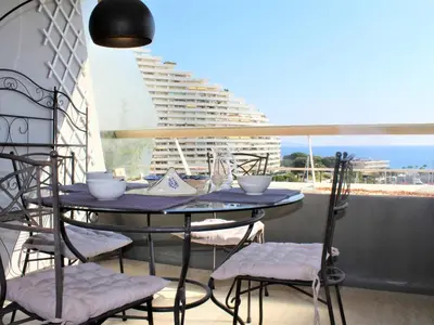 Vue générale sur la mer ou vue sur la mer prise depuis l'appartement