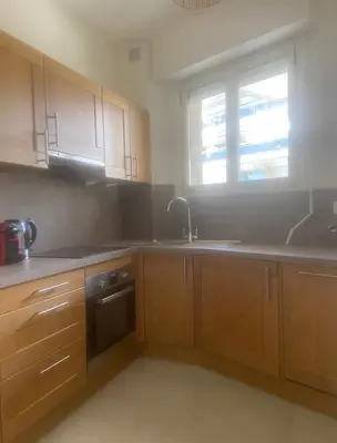 Cuisine ou kitchenette dans l'établissement palm Beach studio vue port Canto