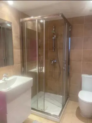 Salle de bains dans l'établissement palm Beach studio vue port Canto