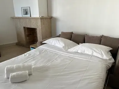 Un ou plusieurs lits dans un hébergement de l'établissement palm Beach studio vue port Canto